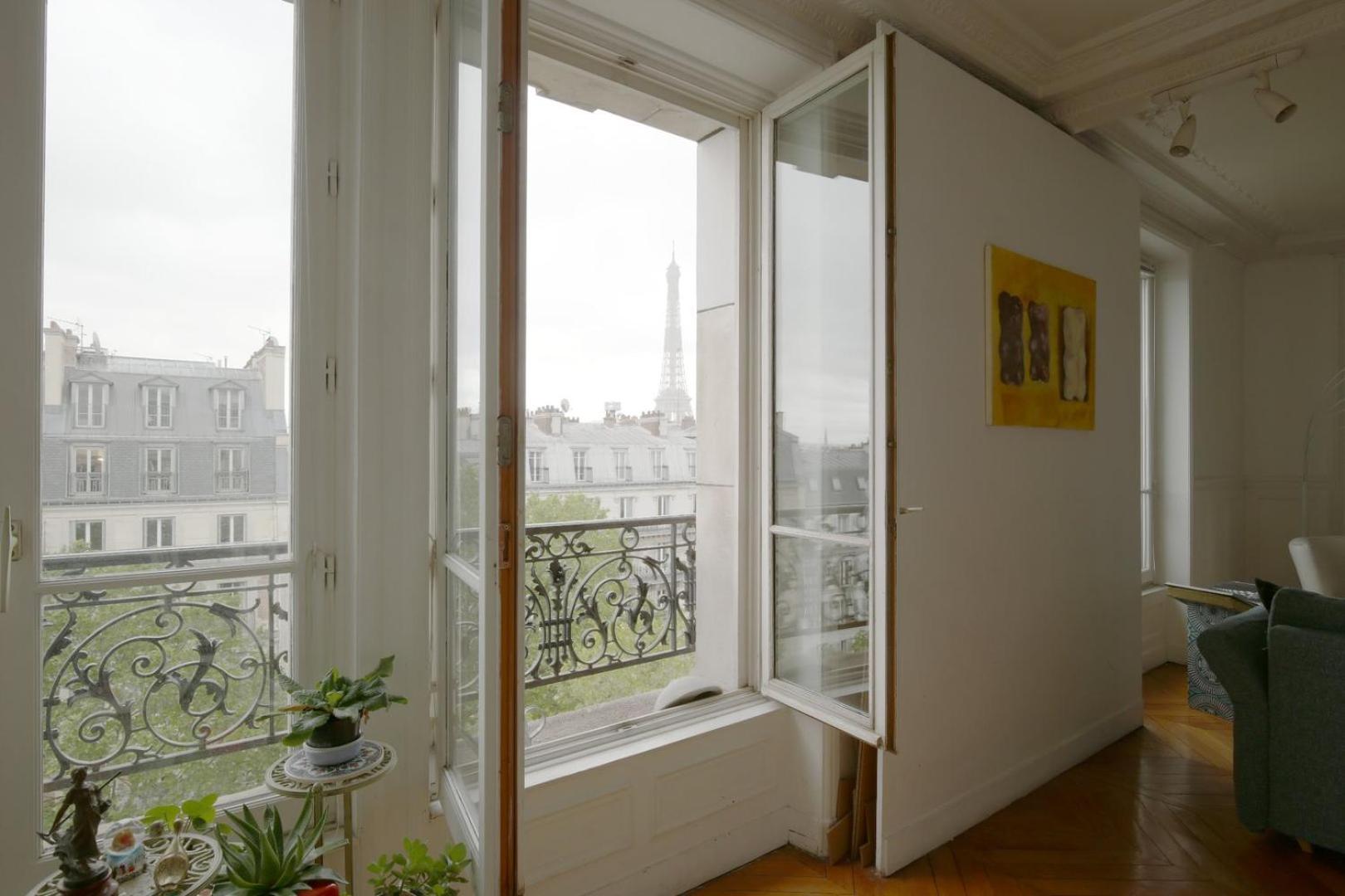 Spacious With 3 Bedrooms - Tour Eiffel Apartment